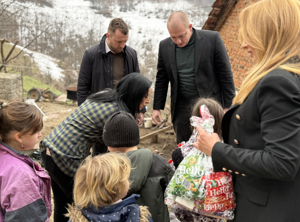Žarić Kovačević posetila višečlane porodice u Opštini Ivanjica i uručila im pomoć