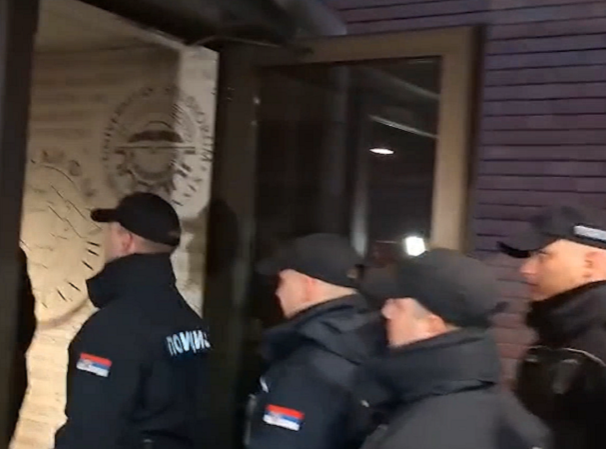 Grupa studenata tvrdi da je blokiran Filozofski fakultet u Novom Sadu; Uprava: Nema blokade