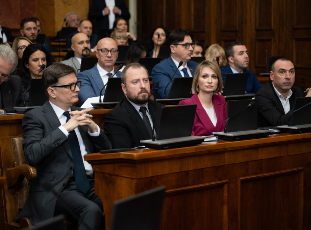 Nastavljena sednica Skupštine Srbije, poslanici na početku postavljaju pitanja