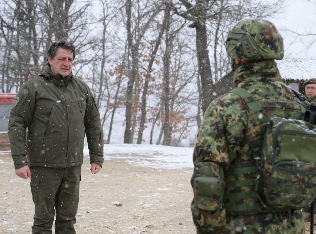 Bratislav Gašić obišao kasarnu u Požegi i istakao značaj podizanja standarda pripadnika vojske