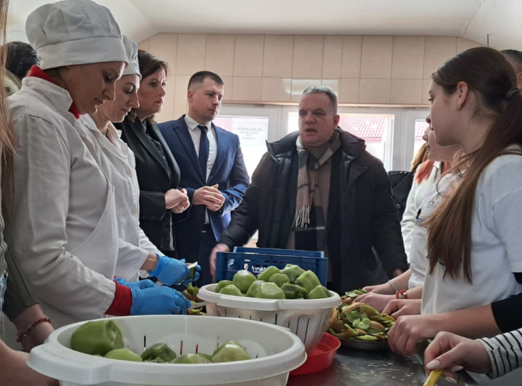 Dejan Vuk Stanković posetio školu u Latvici: Reforme usmerene na unapređenje nastavnog procesa