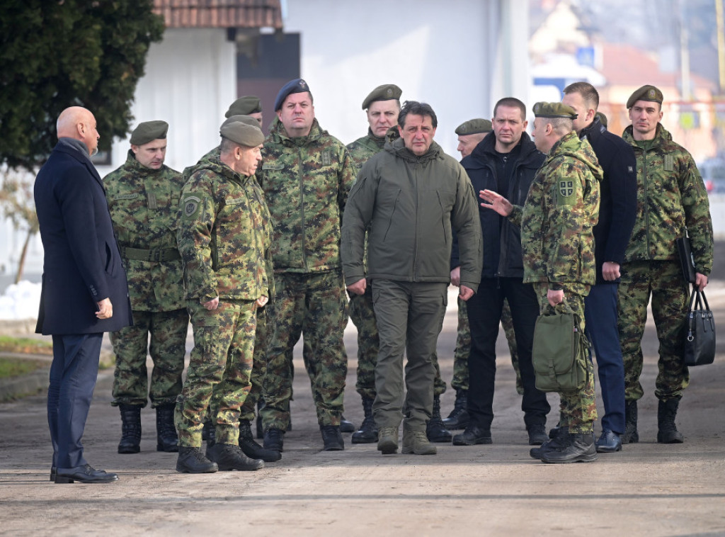 Bratislav Gašić obišao kasarnu u Požegi i istakao značaj podizanja standarda pripadnika vojske