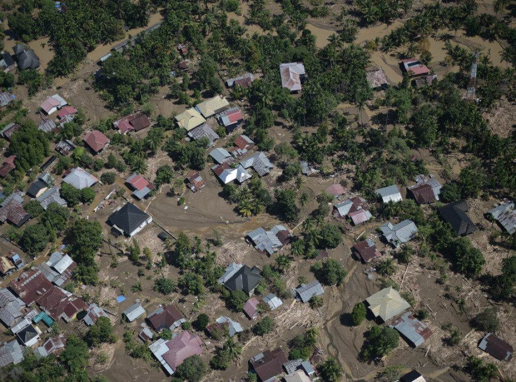 Najmanje sedam osoba poginulo, 82 nestale u klizištu u Indoneziji