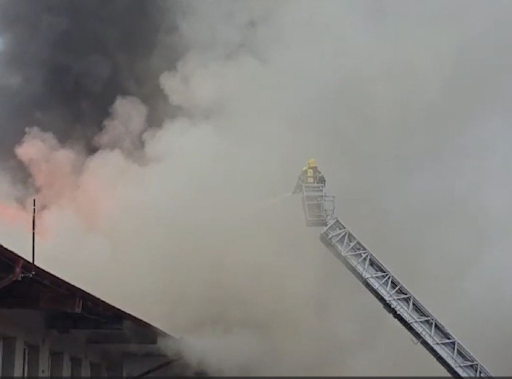 Dva velika požara u industrijskoj zoni Karosa kod Nice, evakuisano više od 200 ljudi