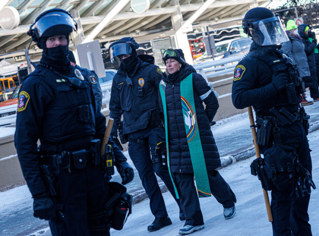Policija uhapsila oko 100 sveštenika na protestu na aerodromu u Mineapolisu