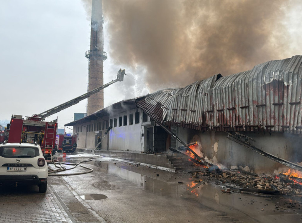 Veliki požar izbio u industrijskoj zoni u Novom Pazaru