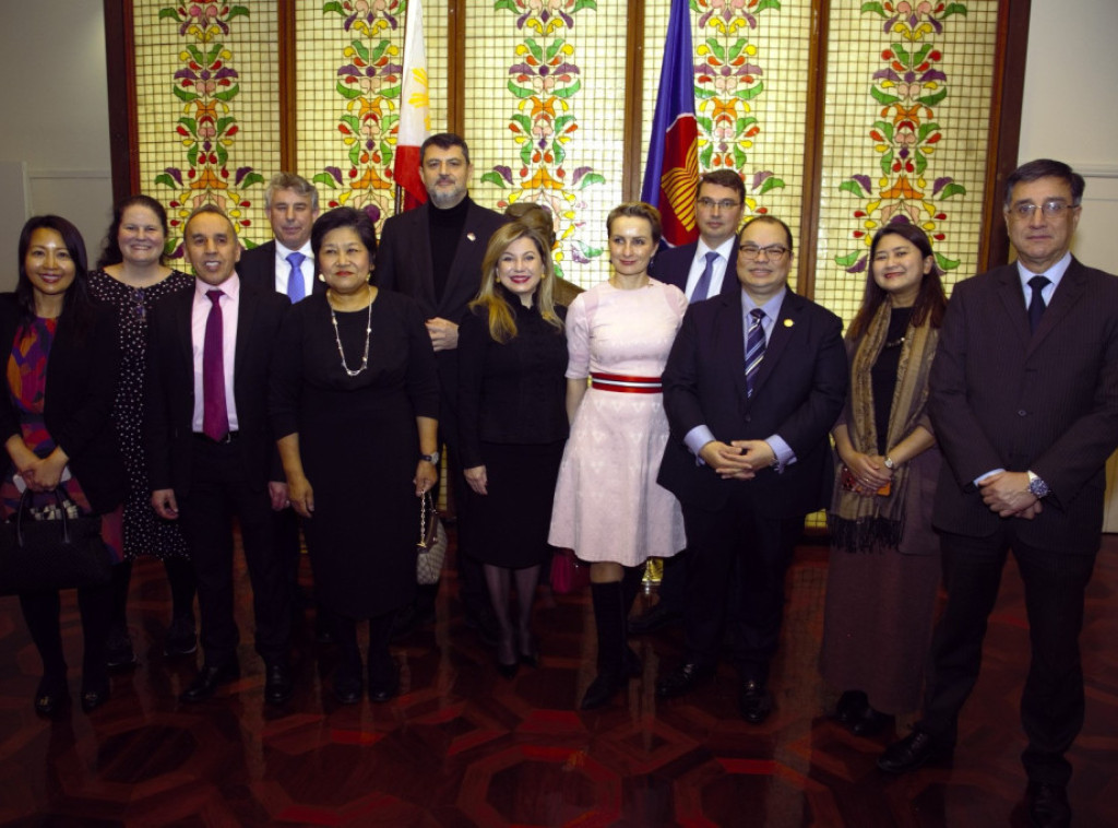 Generalni konzulat Srbije u Njujorku na izložbi u Filipinskom centru na Menhetnu