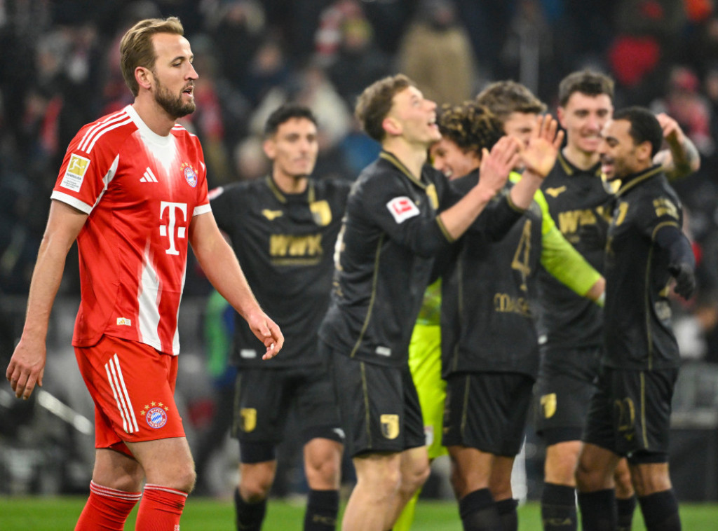 Fudbaleri Augsburga naneli prvi poraz Bajernu u Bundesligi ove sezone