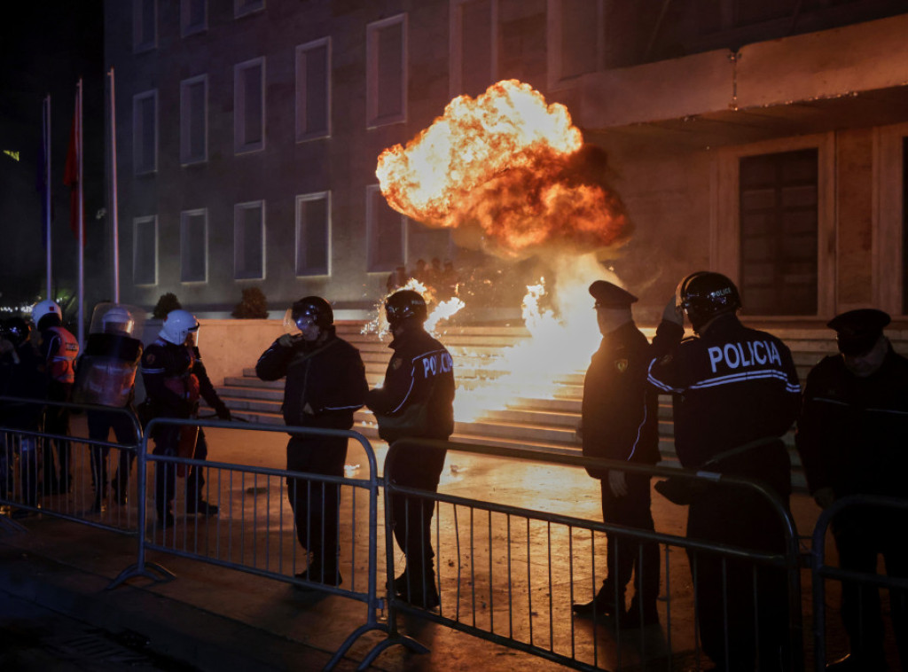 Tenzije ispred zgrade Vlade Albanije, demonstranti bacili Molotovljeve koktele na policiju