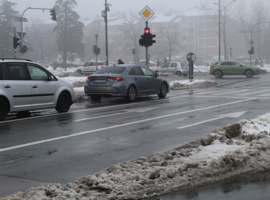 Putevi u Srbiji prihodni, na nekim deonicama kolovozi vlažni, snega ima do 5 cm