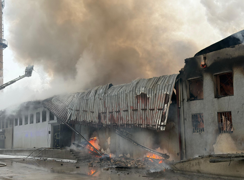 Požar u Novom Pazaru se i dalje gasi, uviđaj danas ili sutra