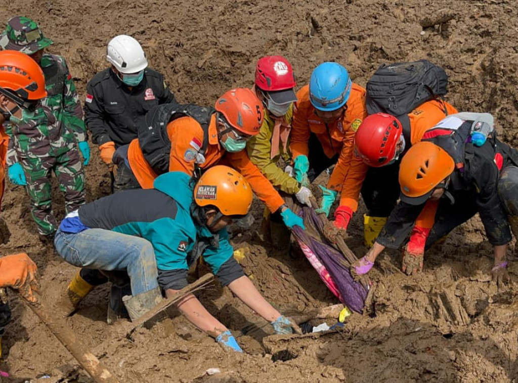 Broj žrtava klizišta u Indoneziji porastao na 38, potraga za nestalima traje