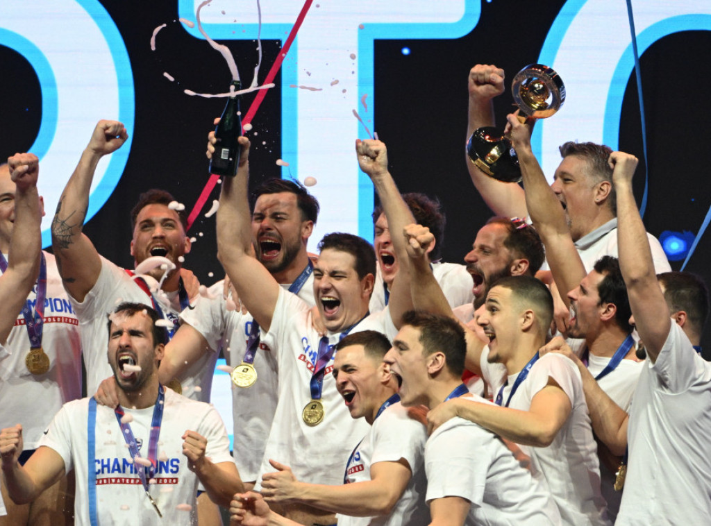 U Beogradu građani uz zastave i sirene slavili zlato vaterpolista Srbije