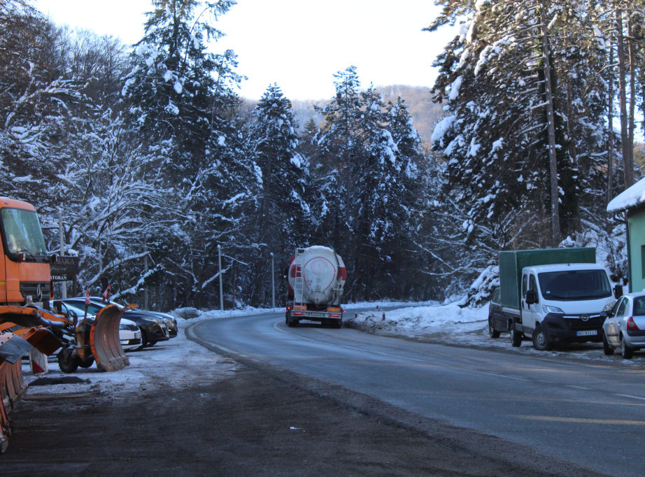 Putevi u Srbiji prohodni, na nekim deonicama kolovozi vlažni, snega ima do pet centimetara