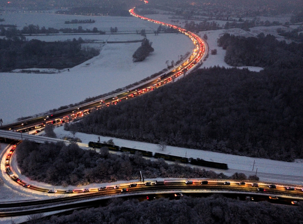 Nemačka: Poremećaji u saobraćaju zbog snega, obustavljena nastava u pojedinim školama
