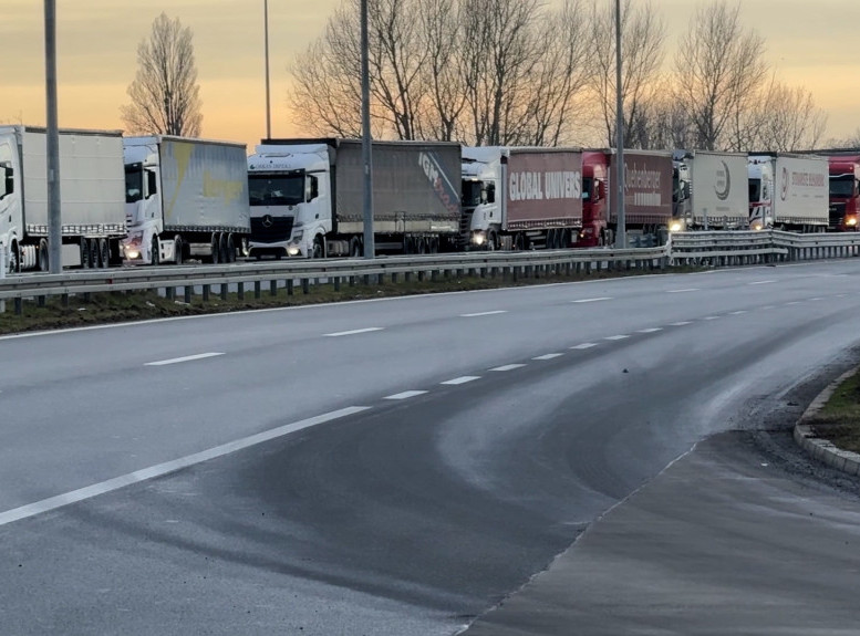 Teretna vozila za izlaz na prelazima Batrovci i Šid čekaju tri sata, u Sremskoj Rači dva sata