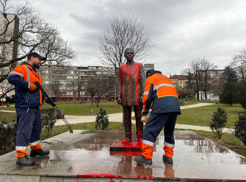 Miloš Vidović obišao spomenik Gavrilu Principu poliven crvenom bojom, u toku čišćenje