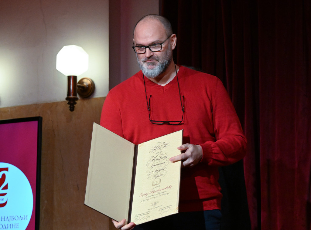 Darku Tuševljakoviću uručena NIN-ova nagrada u Kolarcu za roman "Karota"