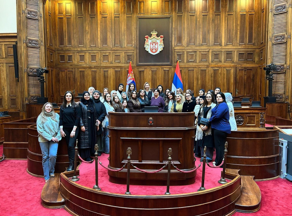 Žene iz Tutina u poseti Skupštini, Macura: Osnaživanje žena ključno za društvo