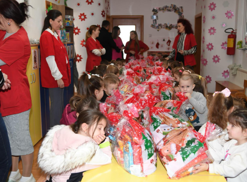 Deci iz više opština na Kosovu i Metohiji povodom Savindana uručeni paketići koje je poslao Vučić