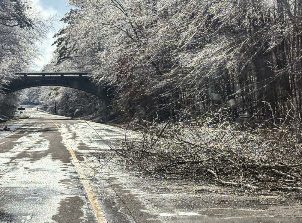 Oluja u Ujedinjenom Kraljevstvu, zatvoreno na stotine škola, blokirani glavni putevi