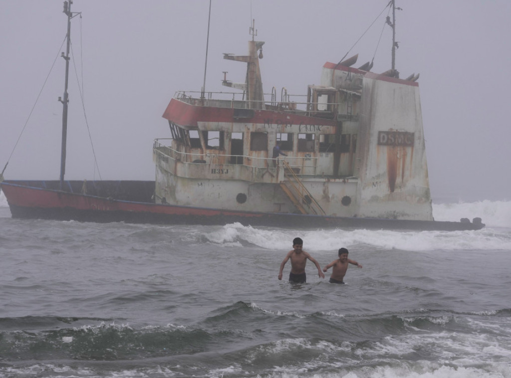 Troje francuskih turista stradalo u brodolomu u Omanu