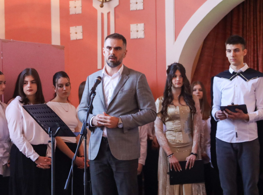 Mićin posetio više obrazovnih ustanova na Savindan: Znanje je temelj uspešnog društva