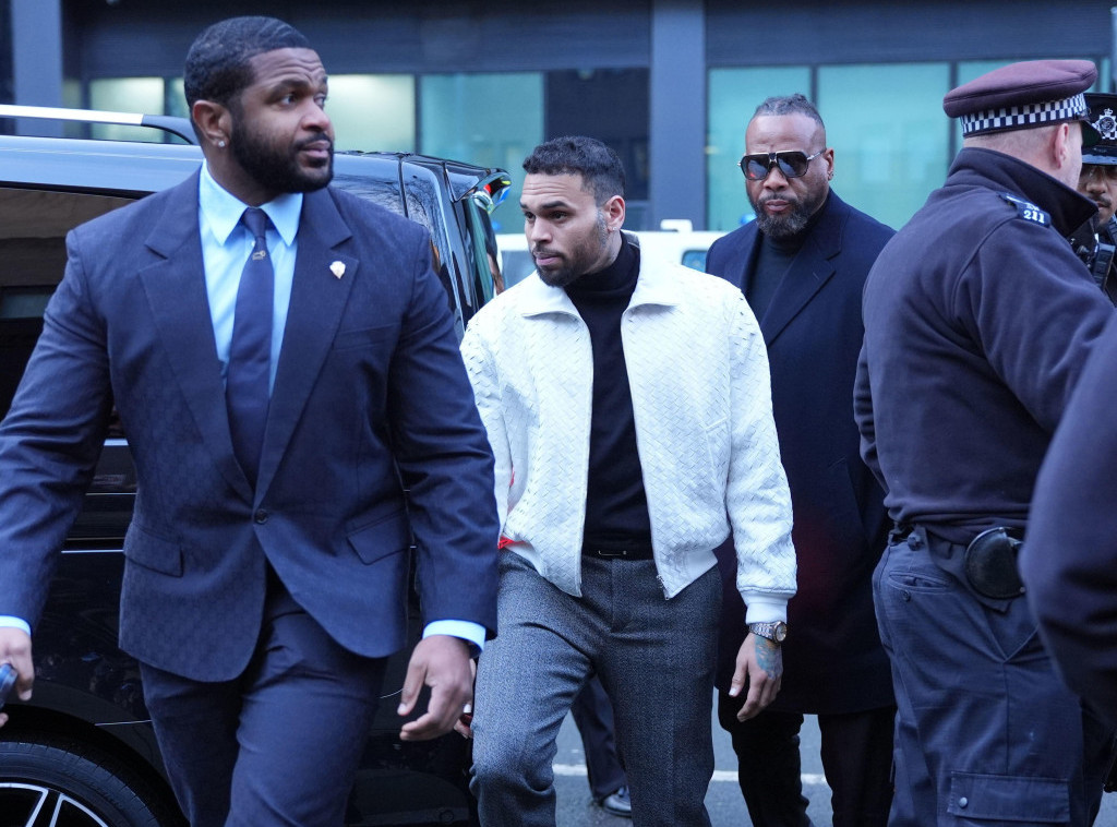 Pevač Kris Braun se pojavio pred londonskim sudom uoči suđenja za napad