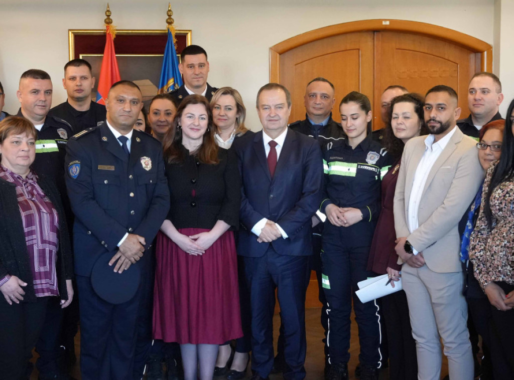 Dačić: Važne podsticajne mere u cilju veće zastupljenosti manjina u policiji