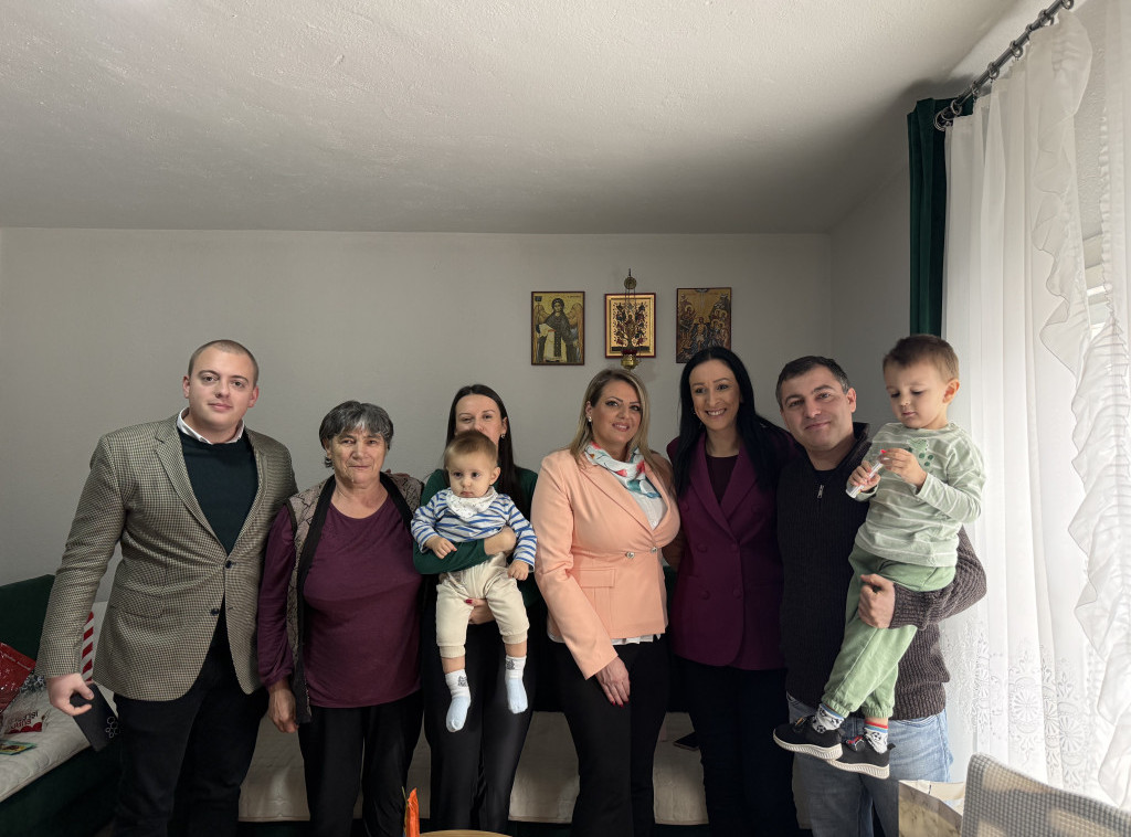 Ministarka Žarić Kovačević posetila sedmočlanu porodicu u Trgovištu za koju je obezbeđena pomoć