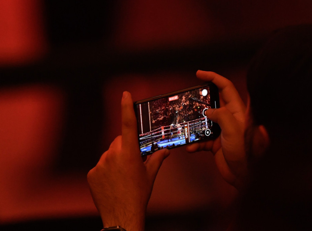 Švedska vlada od sledeće godine zabranjuje mobilne telefone u osnovnim školama