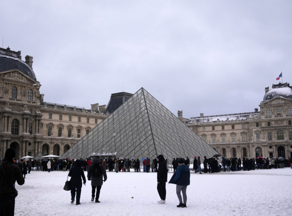 BFM: Nakit ukraden iz Luvra snimljen na parkingu u predgrađu Pariza