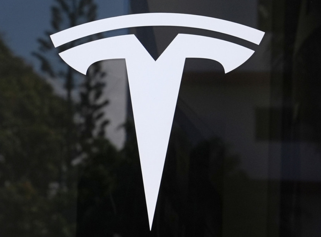 Tesla nadmašila procene za četvrti kvartal, ali zabeležila prvi godišnji pad prihoda