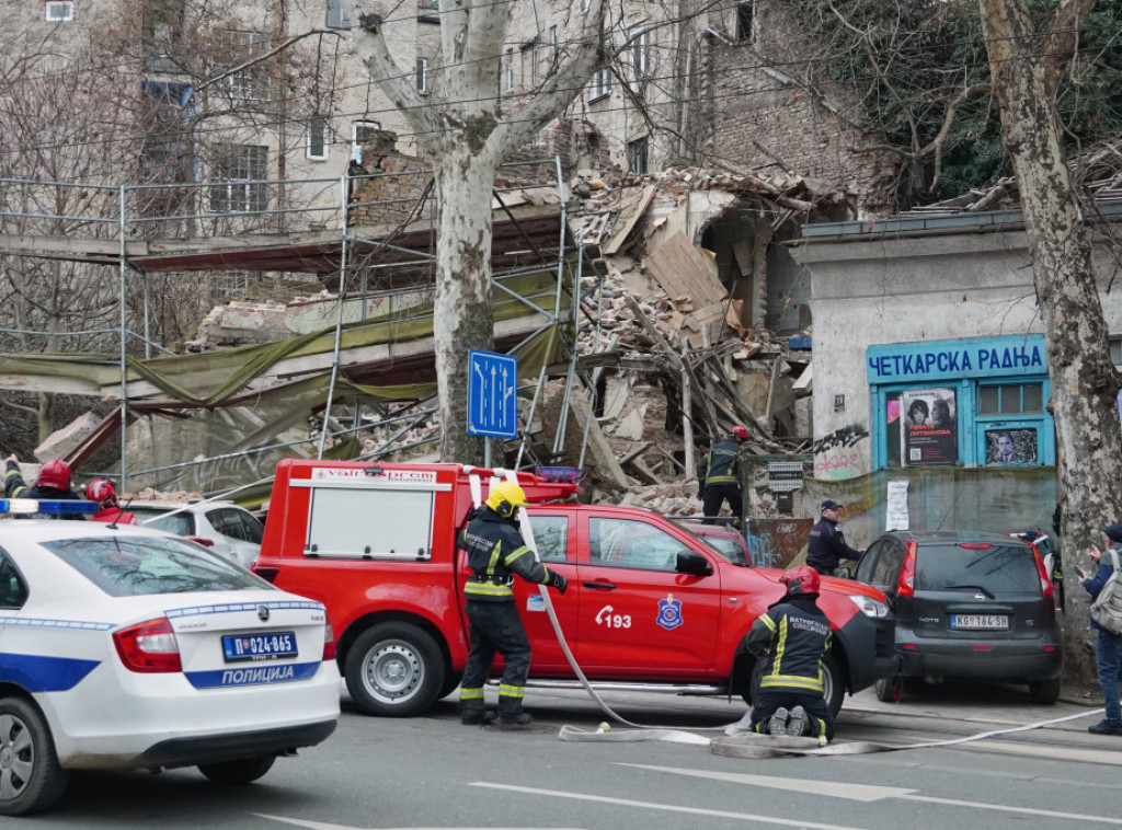 U Ulici Džordža Vašingtona pao deo napuštene kuće i deo skele, nema povređenih; u toku raščišćavanje