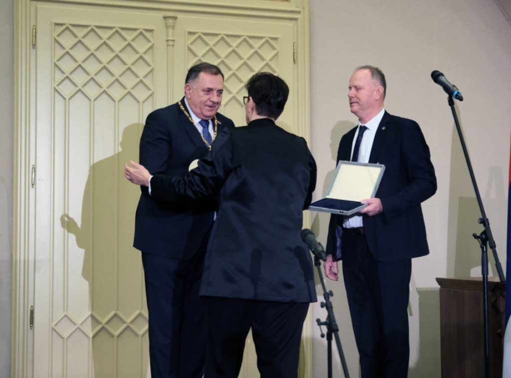 Dodiku uručeno odlikovanje za pomoć i podršku srpskoj zajednici u Mađarskoj