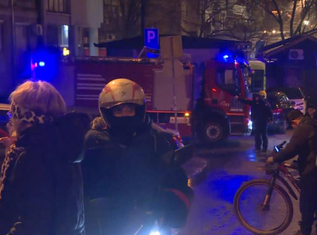 U toku gašenje požara u zgradi na Zvezdari, nema povrđenih