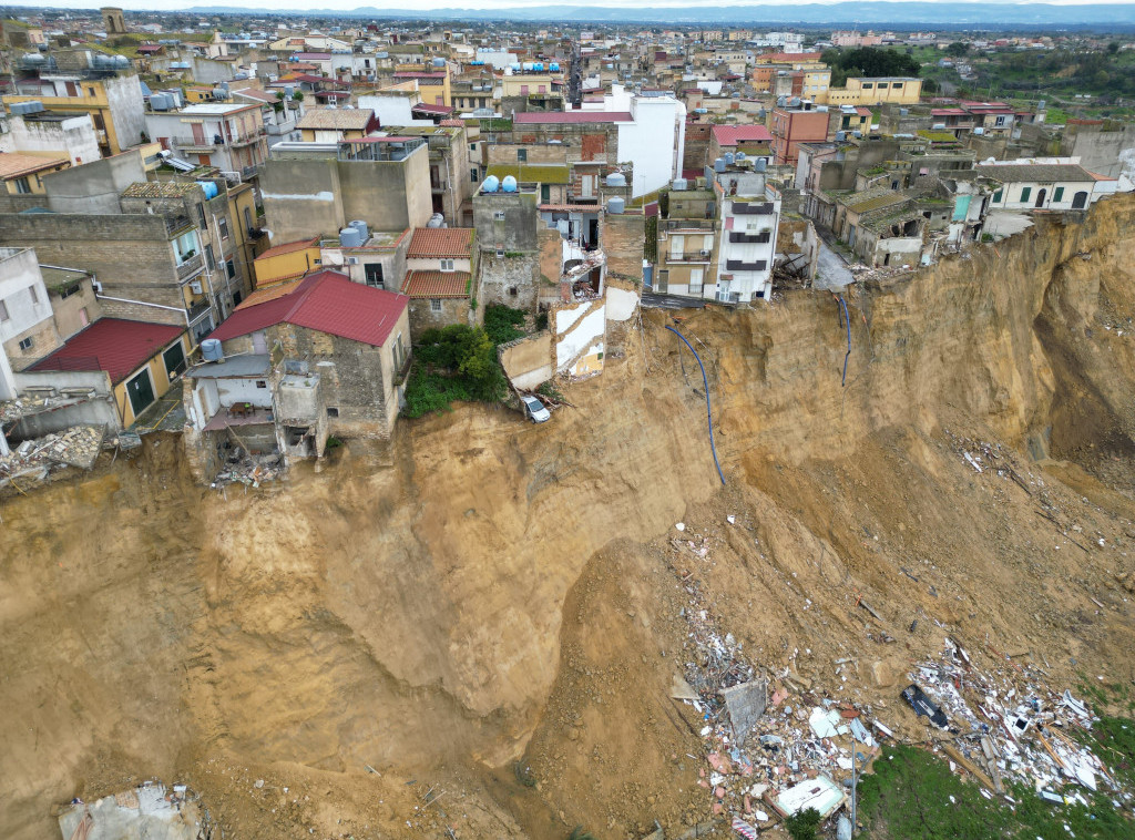 Klizište na Siciliji nastavlja da se širi, u poslednjim satima srušena zgrada