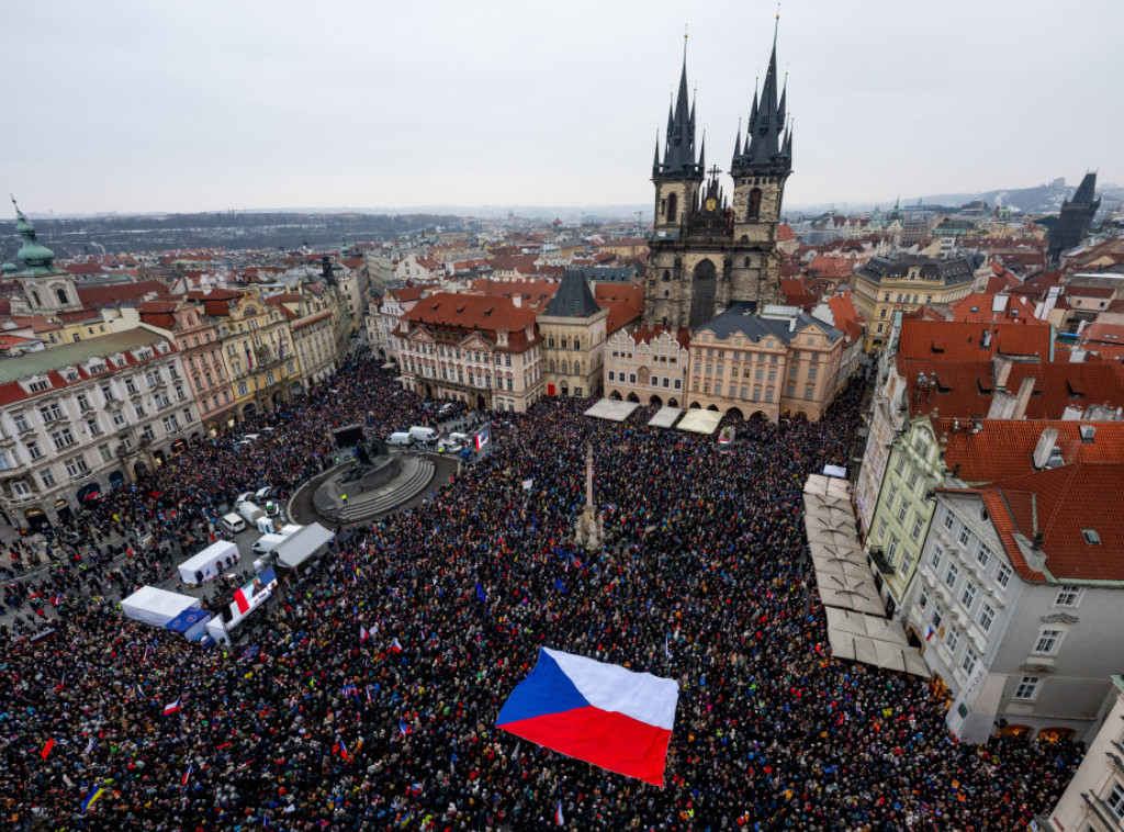 Više desetina hiljada Čeha na demonstracijama podrške predsedniku Petru Pavelu