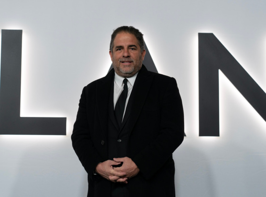 Režiser filma "Melanija" Bret Retner grli devojku na fotografiji iz dosijea Epstina