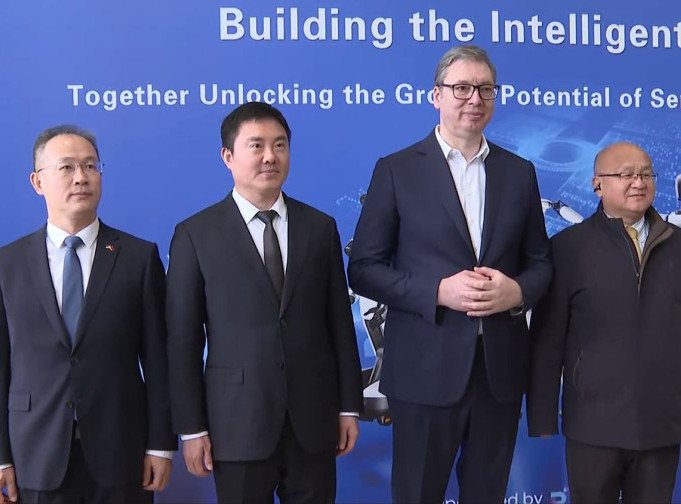 Predsednik Vučić na prezentaciji robota kompanije AGIBOT Innovation i Minth grupe