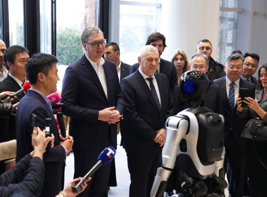 Predsednik Vučić na prezentaciji robota kompanije AGIBOT Innovation i Minth grupe