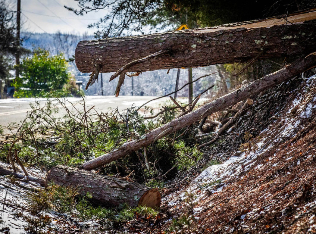 Oluja pogodila Andaluziju, pet osoba povređeno, zatvoren auto-put Sevilja-Kadiz