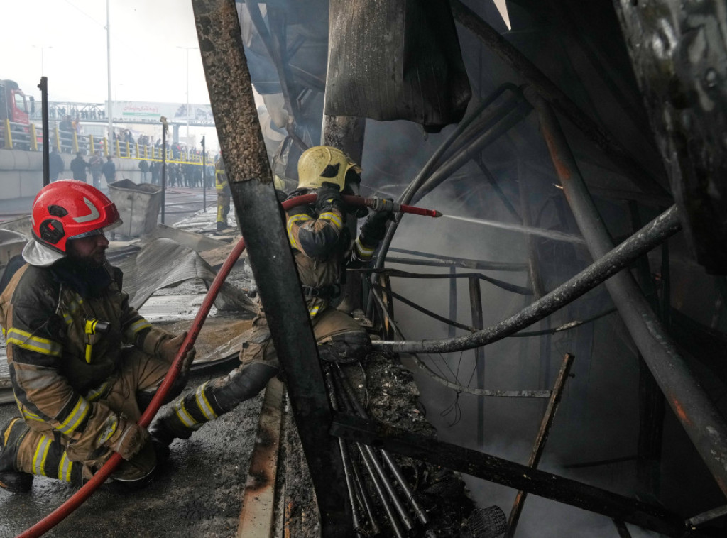 Veliki požar zahvatio lokalnu pijacu u Teheranu, vatrogasci na terenu