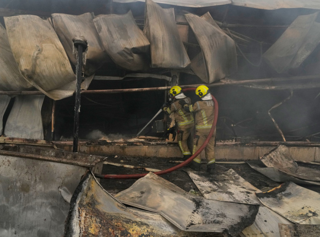 Veliki požar zahvatio lokalnu pijacu u Teheranu, vatrogasci na terenu