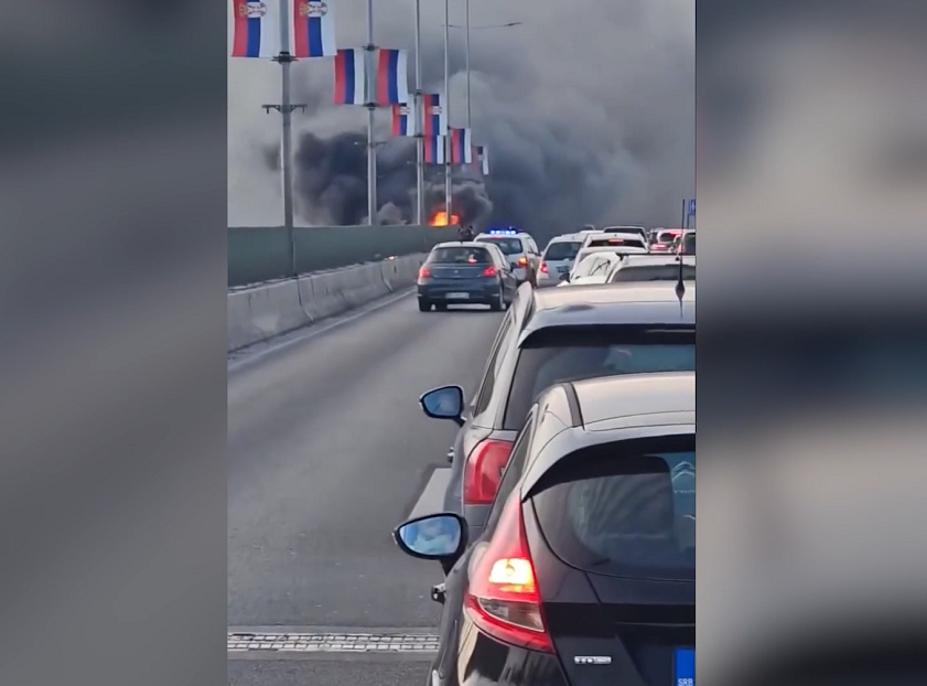 Na Gazeli u smeru ka Nišu gori kombi, obustavljen saobraćaj