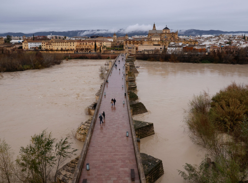 Španija: Zbog oluje Leonardo obustavljen saobraćaj, 3.500 evakuisano, srušio se most