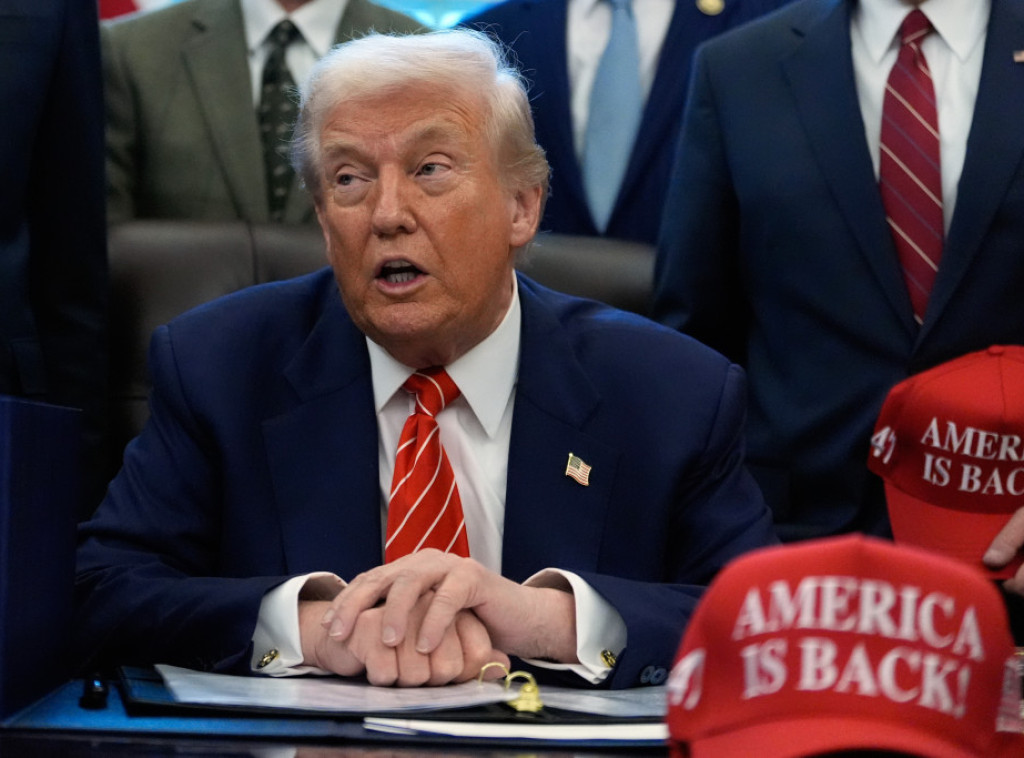 Tramp napao novinarku zato što se nije smejala nakon što je pitala o Epstinu