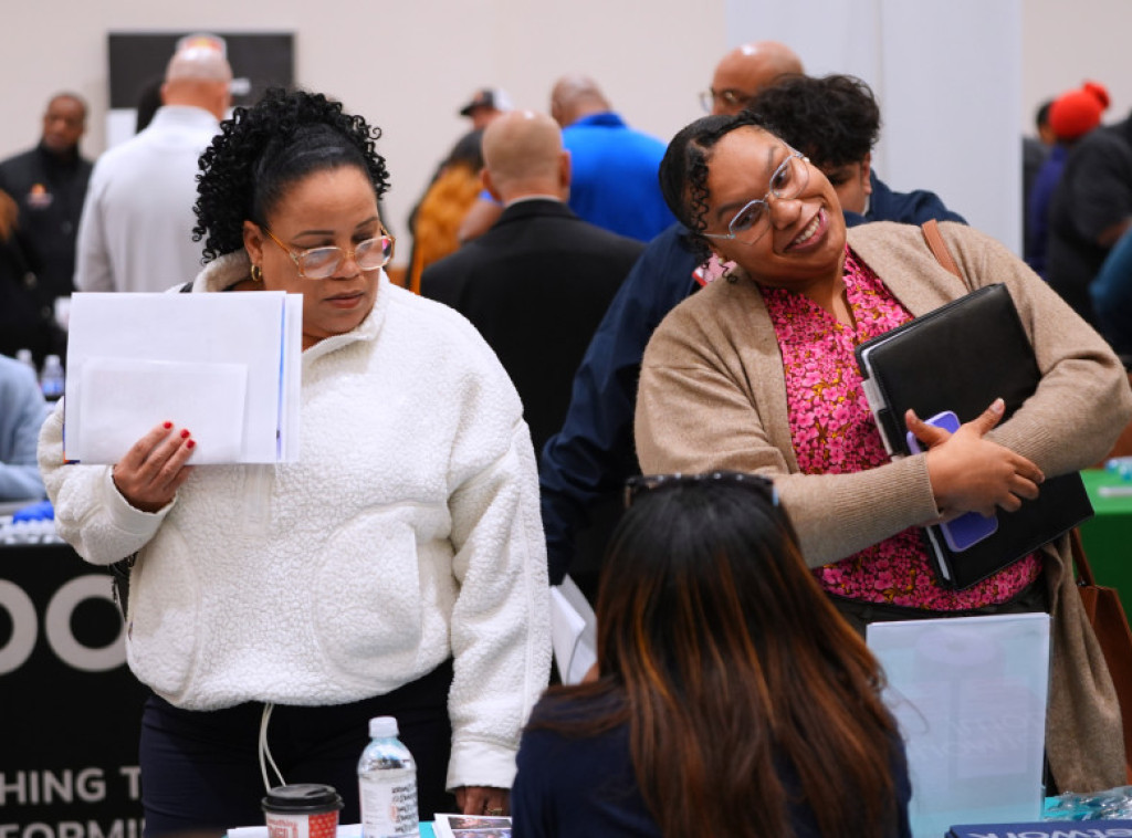 Broj otvorenih radnih mesta u SAD opao je za 386.000 u decembru