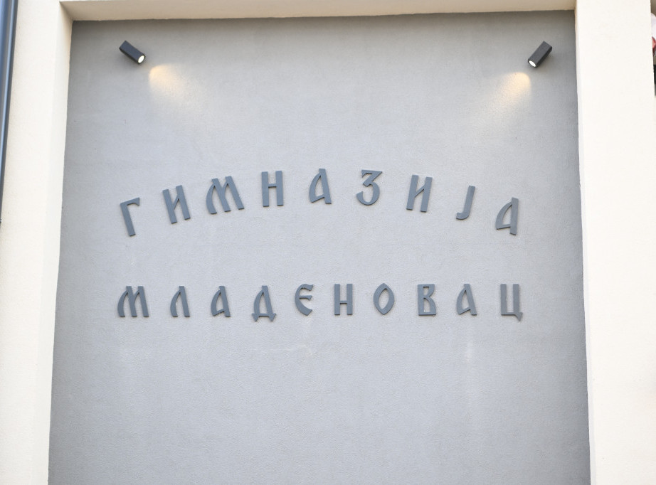 Predsednik Vučić prisustvuje ceremoniji otvaranja rekonstruisane "Gimnazije Mladenovac"