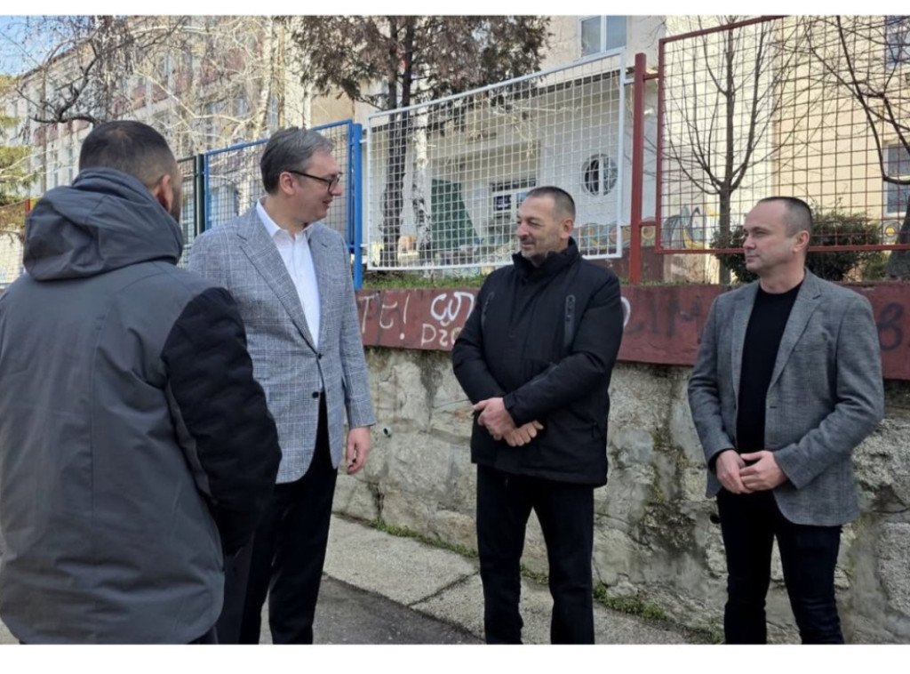 Vučić sa roditeljima troje mladih ubijenih u Duboni i Malom Orašju 2023. godine